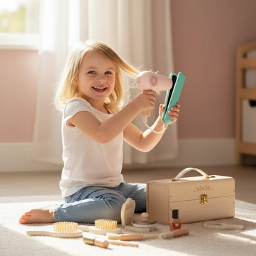 Fille jouant avec le coffret de beauté