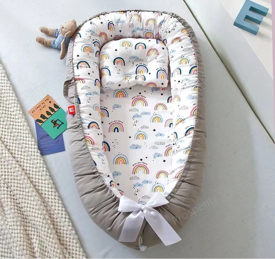 Réducteur de lit en coton respirant motif arc-en-ciel; un espace sécurisé et douillet pour bébé