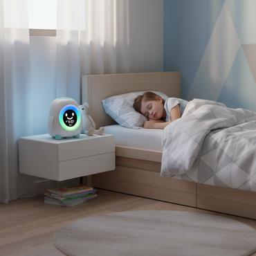 Enfant dans sa chambre avec le réveil pédagogique
