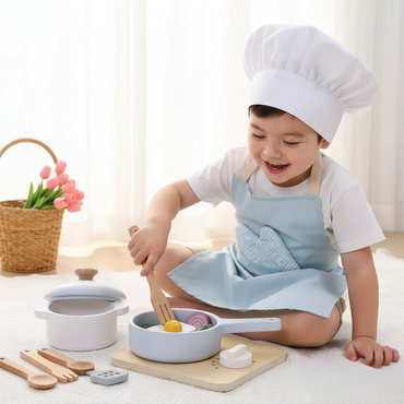 Enfant jouant avec l'ensemble de cuisine